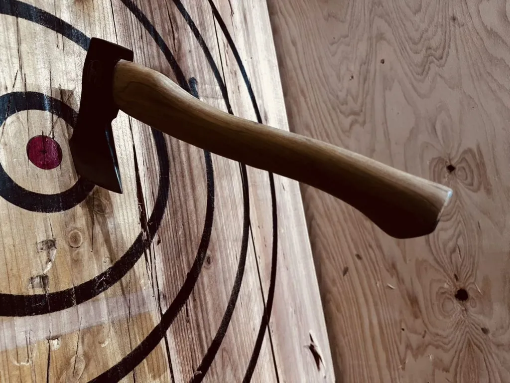【世界基準の競技スポーツ】目指せ日本代表!「THE AXE THROWING BAR」で始める大人のアクティブな習い事と全国店舗ガイド