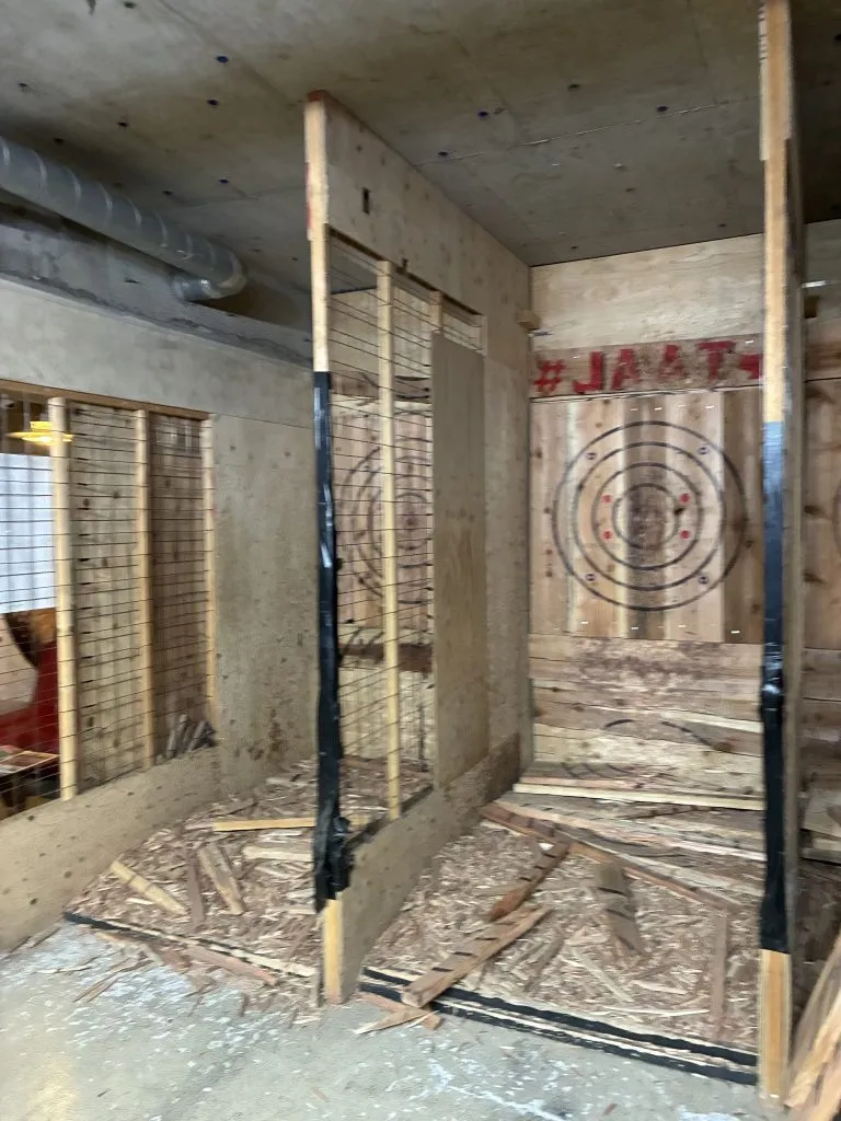 浅草でSNS映え！話題の斧投げバー「THE AXE THROWING BAR」を徹底解説
